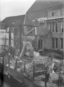 853672 Gezicht op de afbraak van de huizen aan de zuidzijde van de Potterstraat te Utrecht, met links de achterzijde ...
